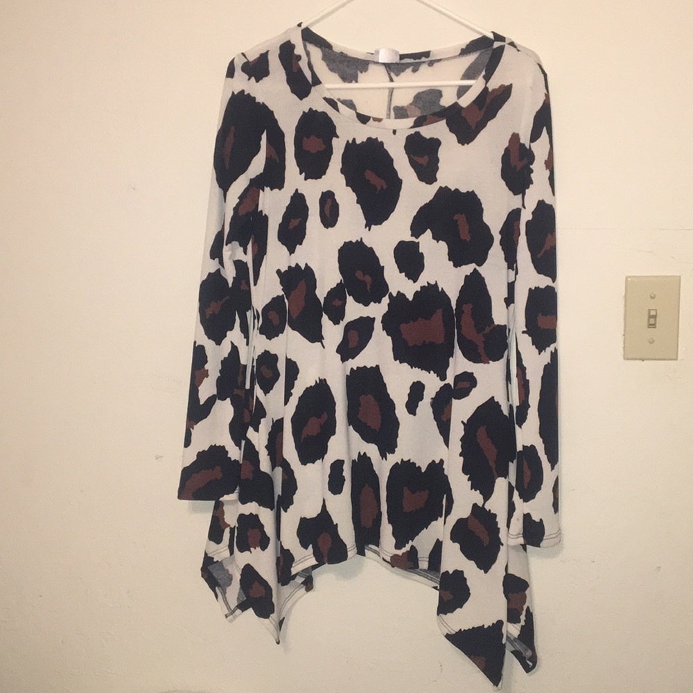 Handkerchief / shark bite hem leopard top